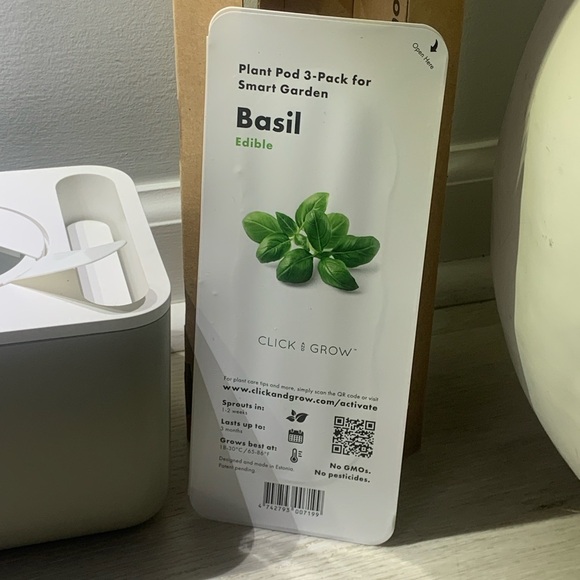 Click and Grow White‎ Smart Garden 3 Indoor Herb Garden - Picture 7 of 9
